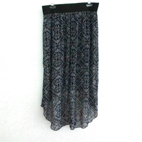 No boundaries, black and white, geometric pattern, high-low skirt - Picture 4 of 6